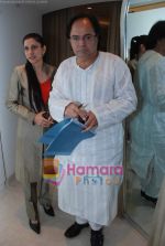 Farooq Sheikh at Zoya for poetry reading on the occasion of their 1st anniversary in Warden Road on 20th April 2010 (5).JPG